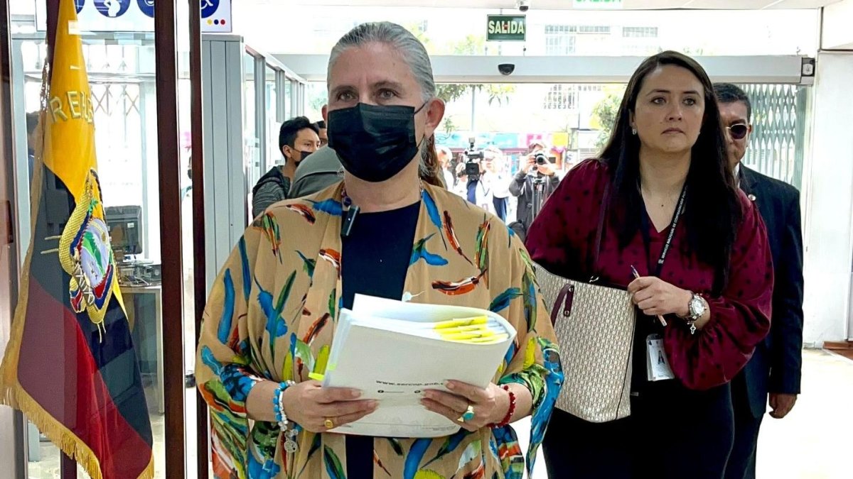 María Sara Jijón, Directora General del Servicio Nacional de Contratación Pública (Sercop), llegando a la Fiscalía.