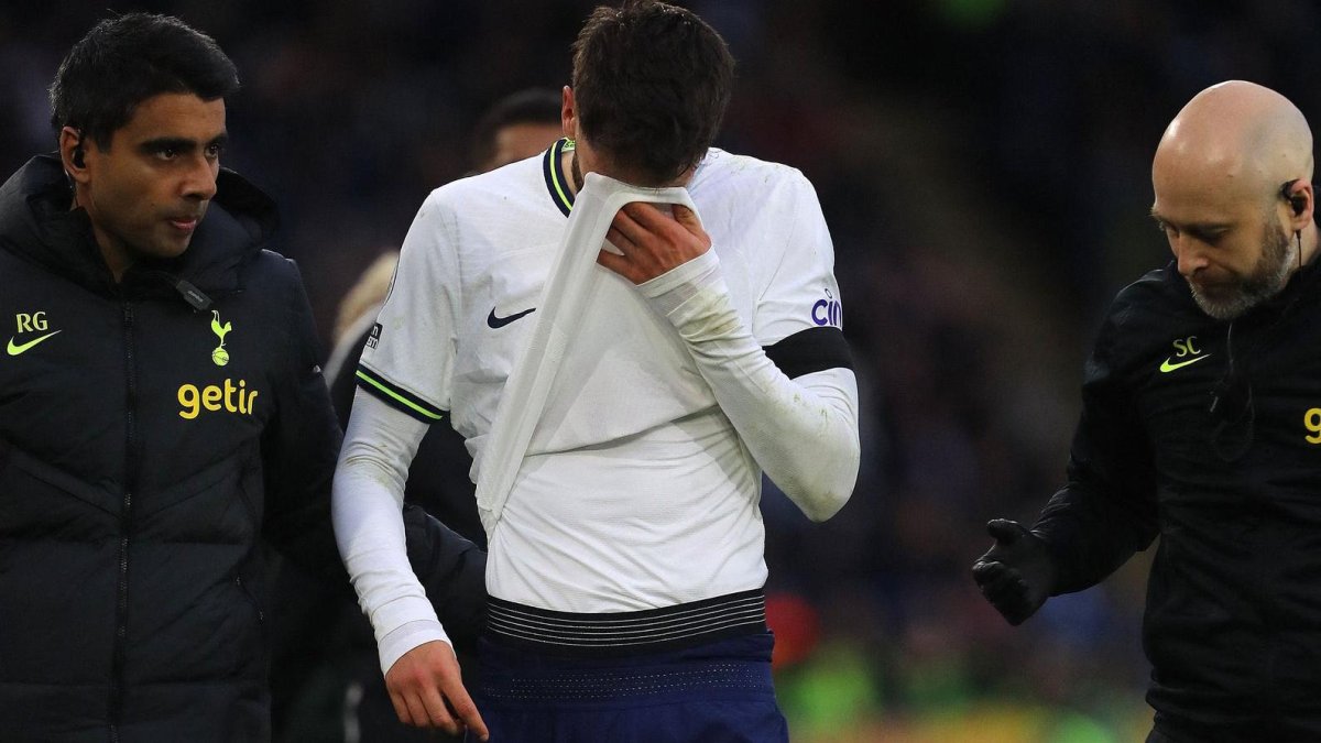 Rodrigo Betacur se retira lesionado entre lágrimas durante el partido entre el Tottenham Hotspur y el Leicester City.