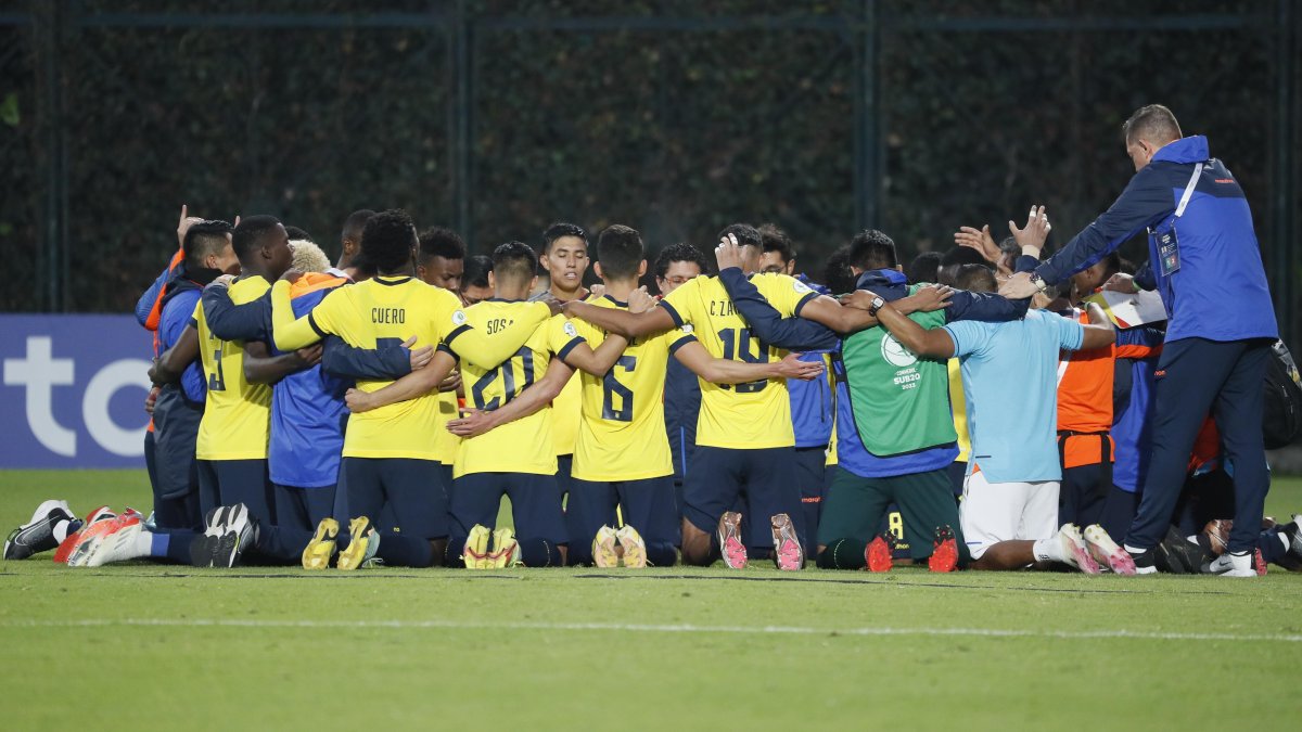 Los jugadores de la selección ecuatoriana sub-20 terminaron de rodillas en medio de la cancha, tras vencer 2-1 a Paraguay el domingo pasado y lograr la clasificación al Mundial de Indonesia que arrancará el 20 de mayo.