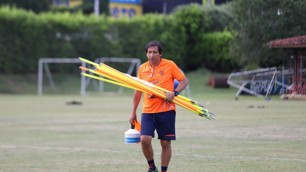 Macías era el primero en llegar y el último en irse de cada lugar de entrenamiento de la Mini-Tri. Al final celebró con ellos.