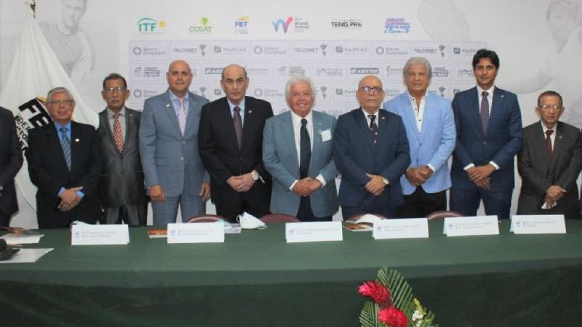 El cuñado de Lasso, Danilo Carrera, y Rubén Chérres (leva celeste) en un evento de la Federación de Tenis.