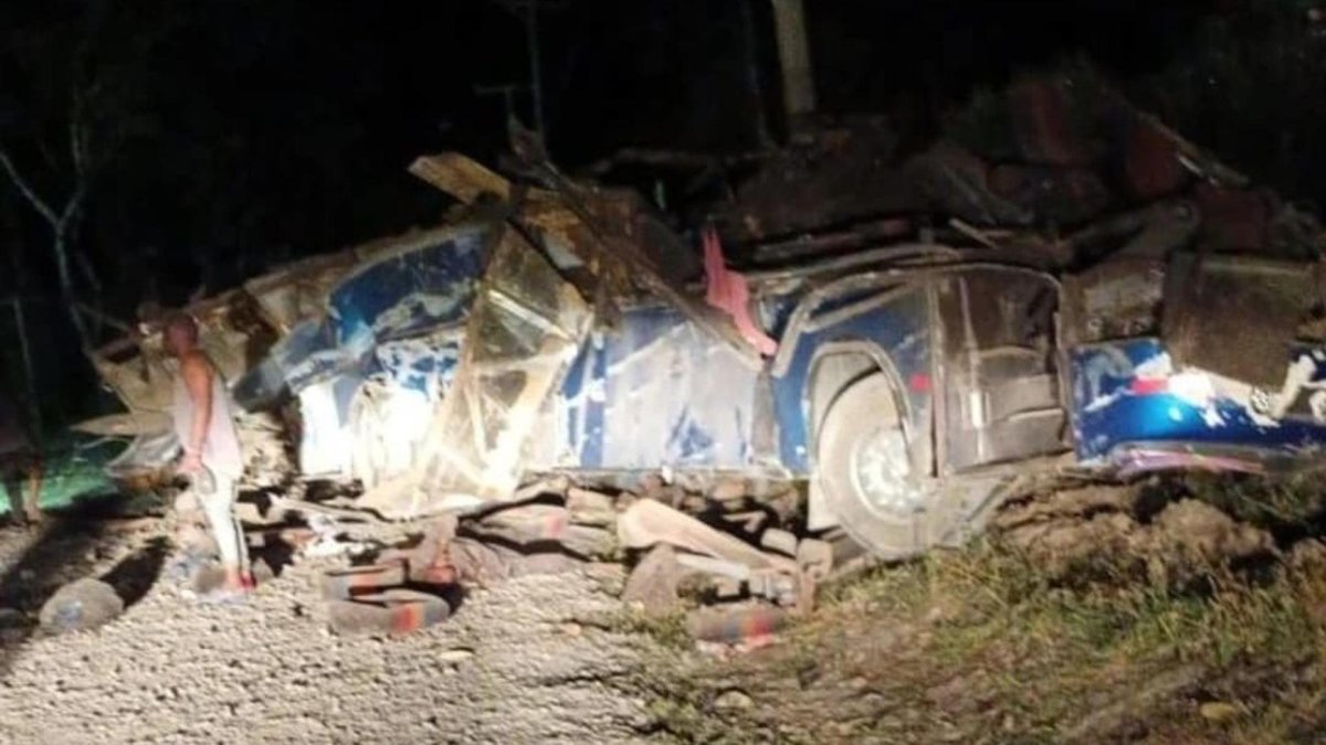 Fotografía cedida hoy por Noticias Chiricanas del autóbus que cayó de un precipicio la madrugada de este miércoles en el área de Gualaca, en el occidente de Panamá.