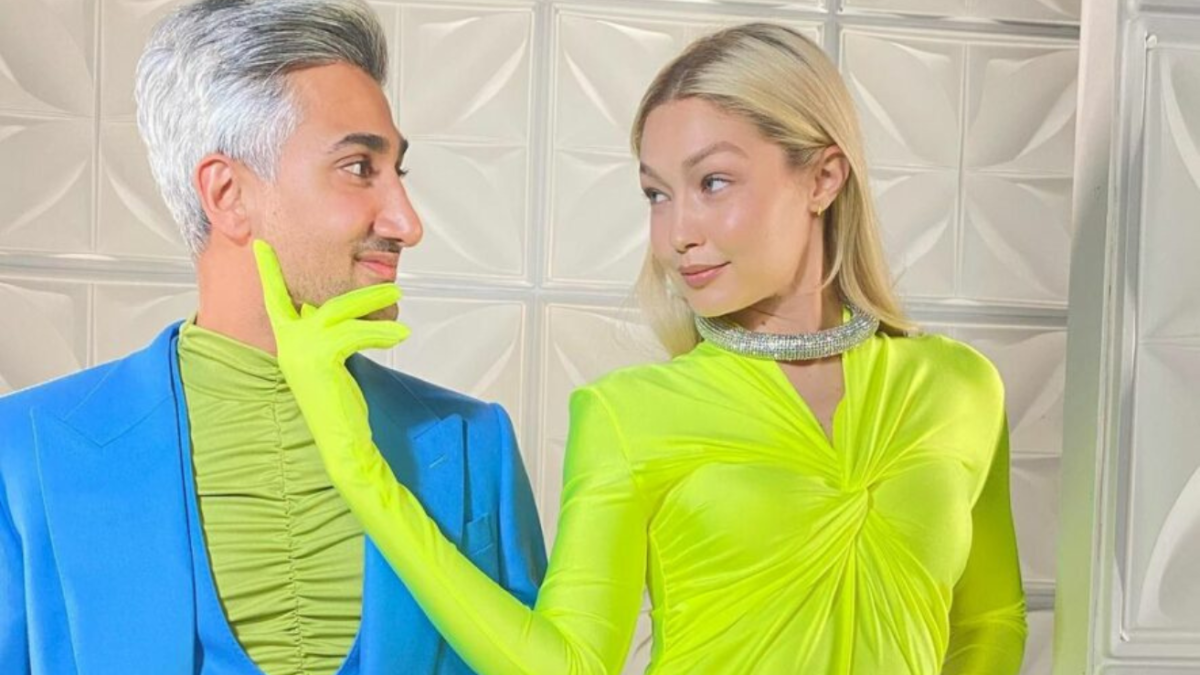 Gigi Hadid junto a su compañero Tan France.