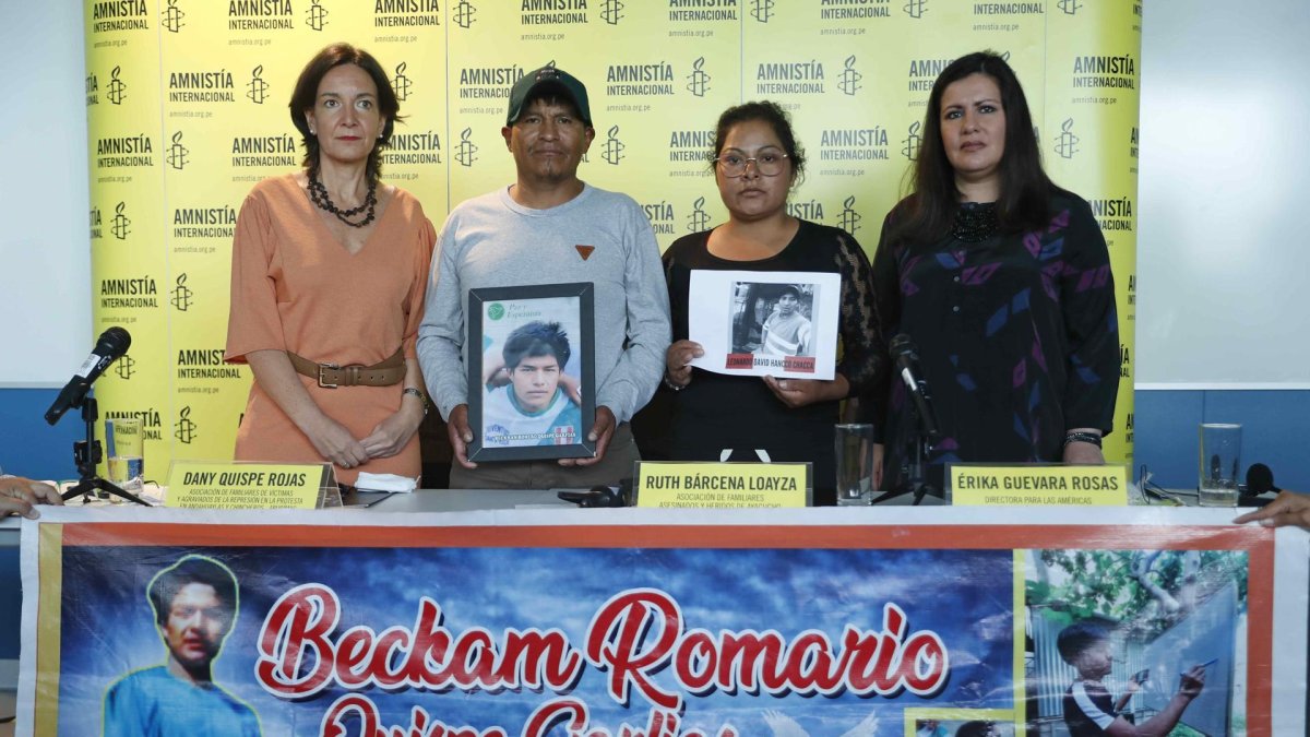 Marina Navarro, Directora Ejecutiva de AI Perú, Dany Quispe Rojas y Ruth Bárcena Loayza, familiares de quienes fallecieron durante las protestas, y Érika Guevara Rojas, Directora para las Américas de AI.