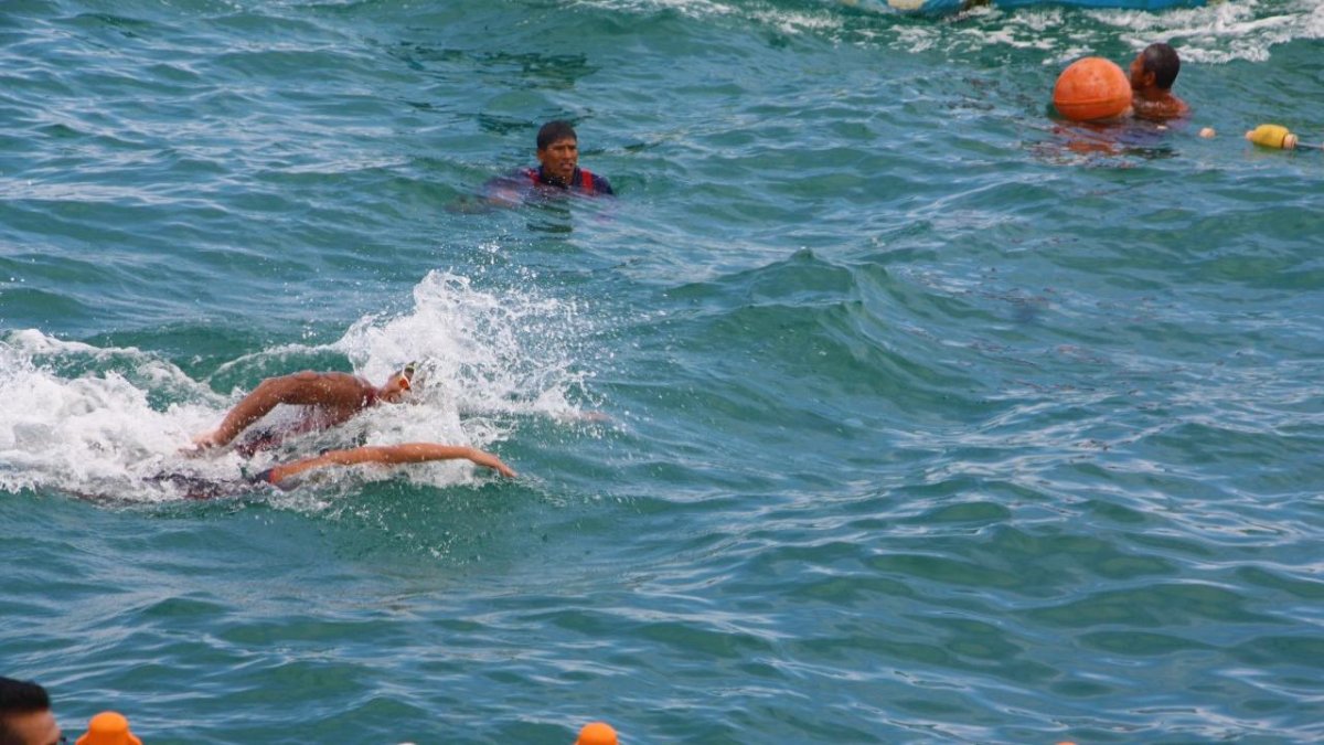 David (arriba) y Juan Alcívar tuvieron cerrada disputa hasta los últimos 500 m donde se separaron.