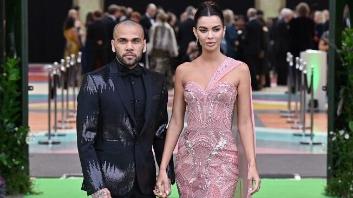 Dani Alves (i) junto a su esposa Joana Sanz posan ante las cámaras.