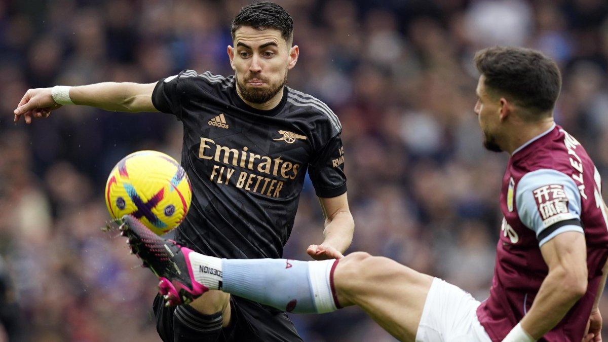 El volante brasileño Jorginho (i), jugador del Arsenal, en disputa de balón ante el defensa español Alex Moreno (d), del Aston Villa.