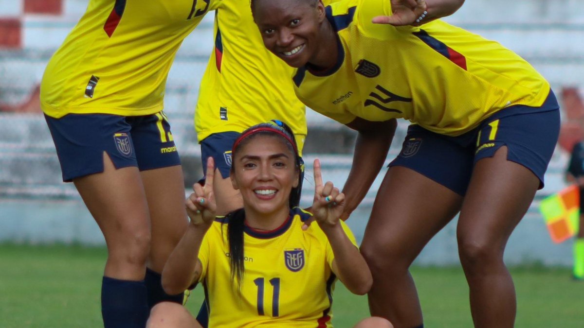 Las jugadoras festejaron el 5-0 y el regreso de Madelin Riera (c).
