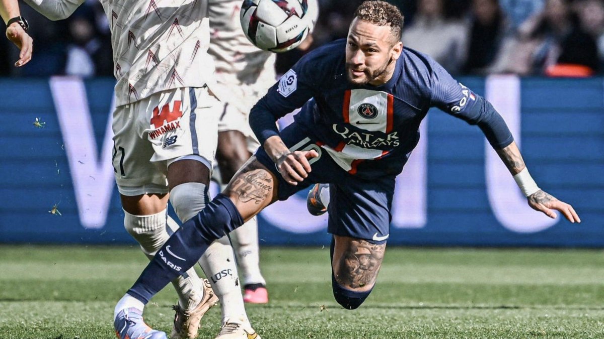 El momento exacto de la lesión del tobillo derecho del brasileño Neymar.