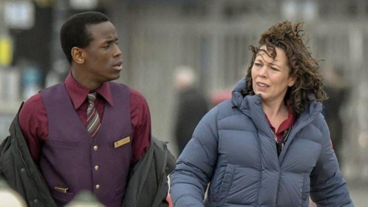 Las actuaciones de Olivia Colman y de Micheal Ward dan un toque especial a la producción.
