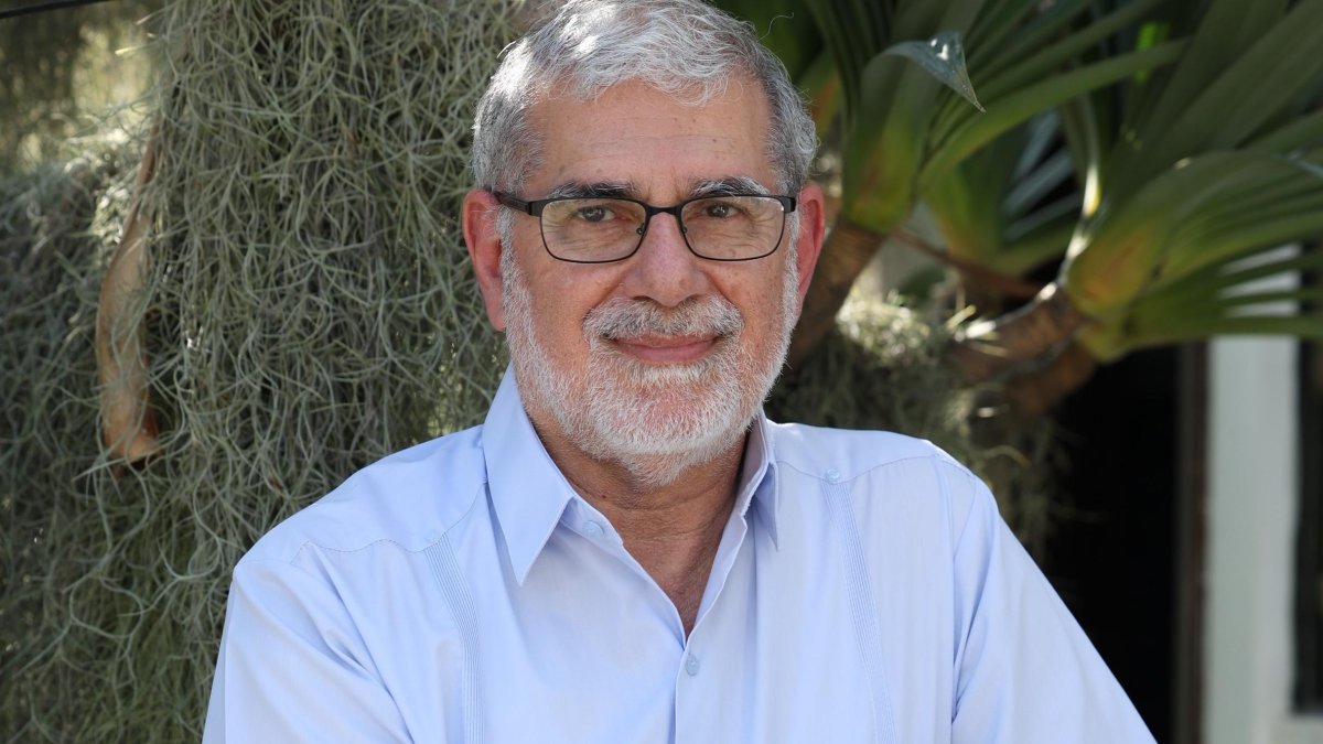 Alberto Dahik llegó a convertirse en el segundo mandatario del país en 1992. El presidente de aquel entonces fue Sixto Durán Ballén.