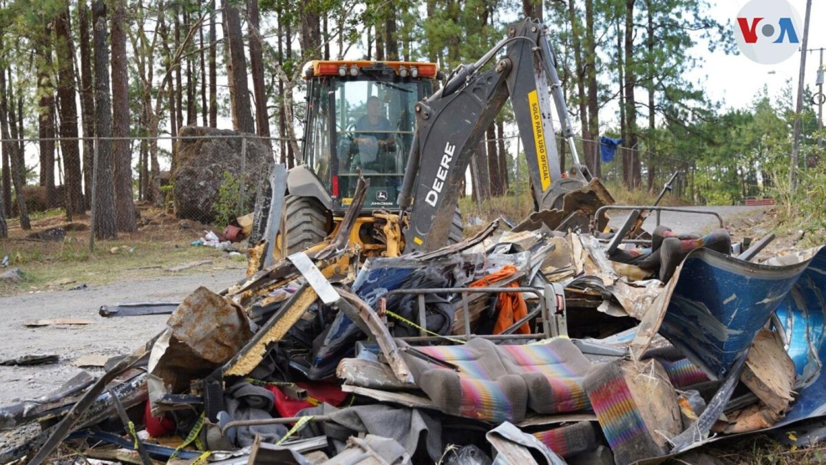Así quedó parte de la carrecería del autobus que transportaba a 66 migrantes y se accidentó en Panamá. 22 son ecuatorianos y aún se espera datos de 11 de ellos.