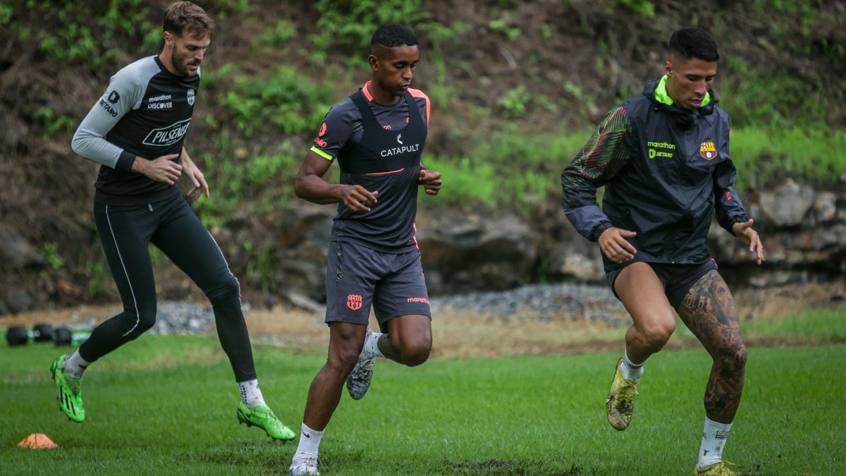 El portero Javier Burrai (i) y los delanteros Fidel Martínez (c) y Agustín Rodríguez (d) se ejercitan pensando en el debut contra Gualaceo.