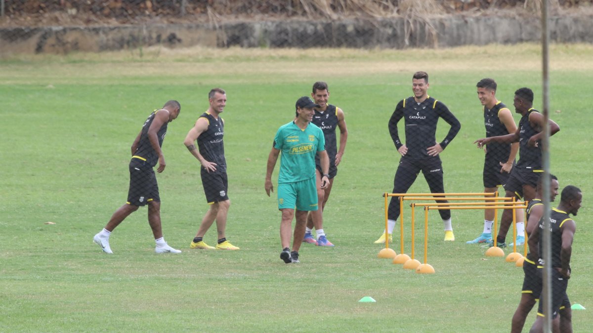 Fabián Bustos, técnico de Barcelona, espera ampliar su racha ganador en el estadio albo.