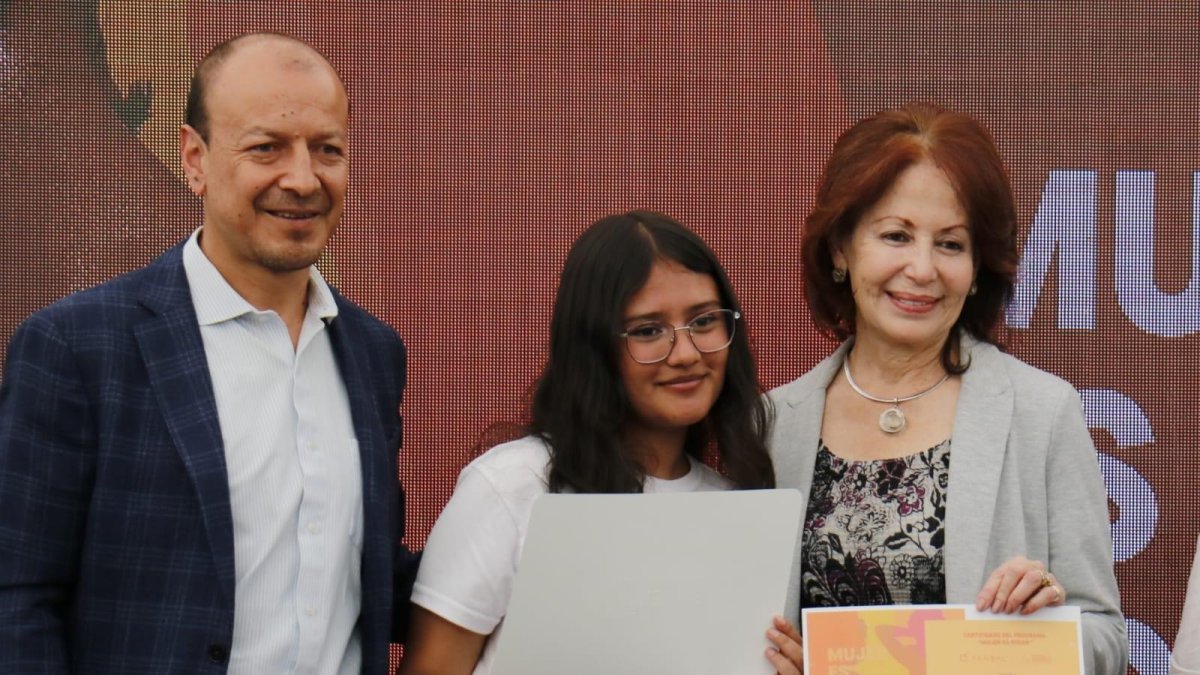 Ceremonia. Las jóvenes recibieron sus certificados este sábado en un acto al que acudieron con familiares.