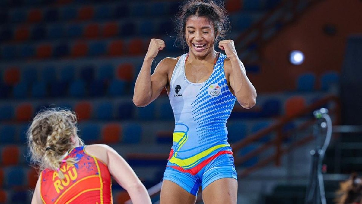 La luchadora ecuatoriana celebra tras ganar la medalla de oro en el Ranking Series de Egipto.