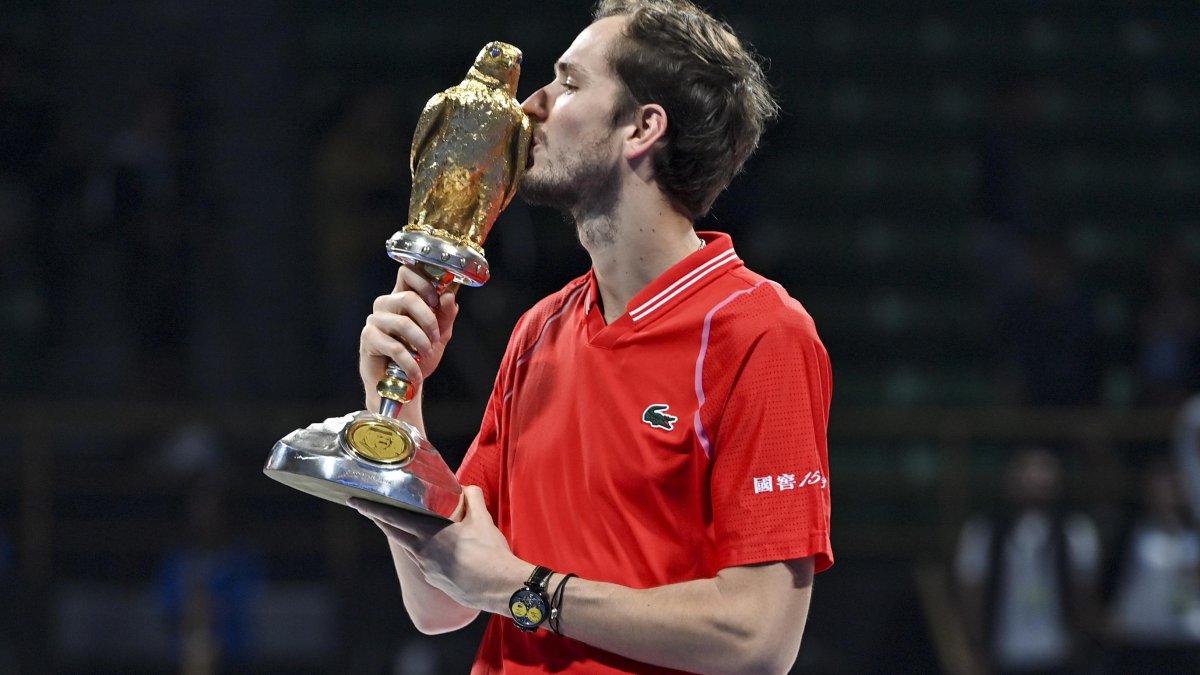 Medvedev con el águila qatarí emblemática.