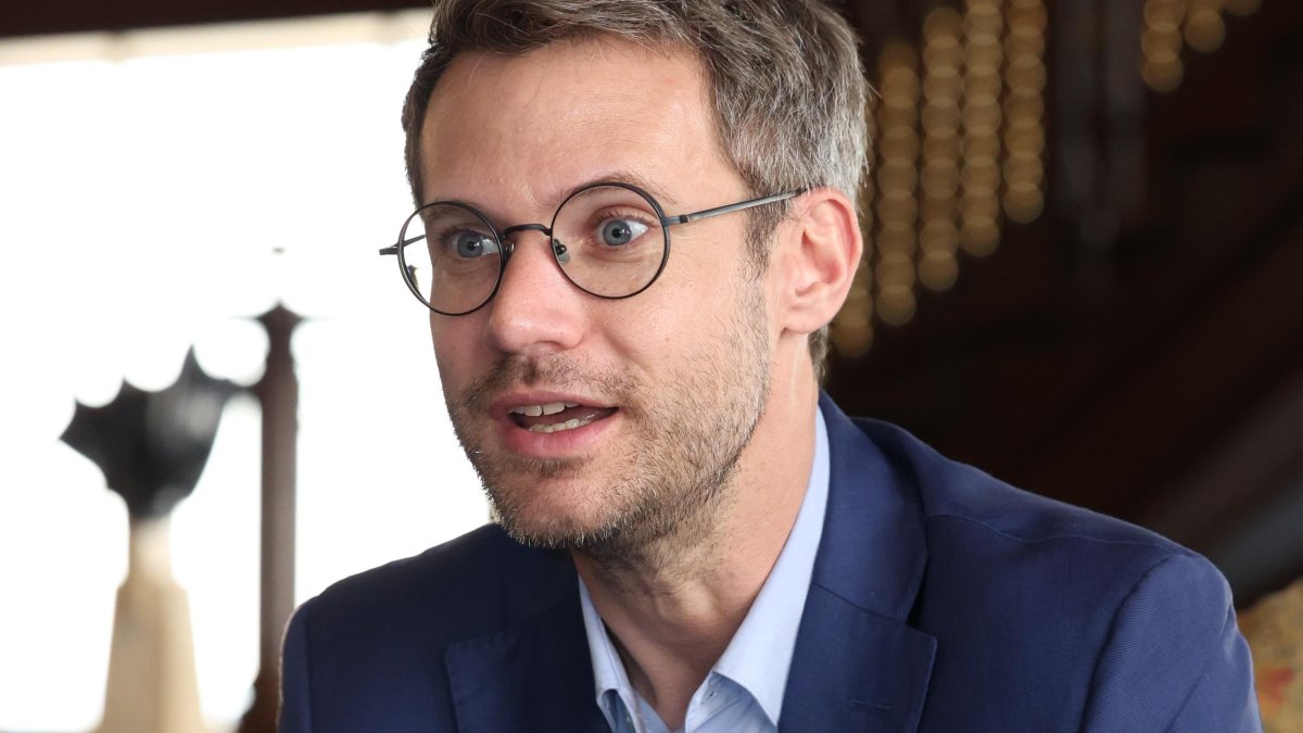 Karleskind es doctor en oceanografía. Miembro del Parlamento Europeo desde mayo de 2019  y    presidente del Comité de Pesca PECH.