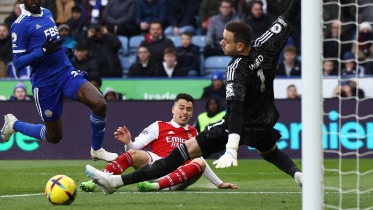 Gabriel Martinelli en el momento exacto que logró burlar la portería del Arsenal para poner el 1-0 definitivo ante el Leicester.