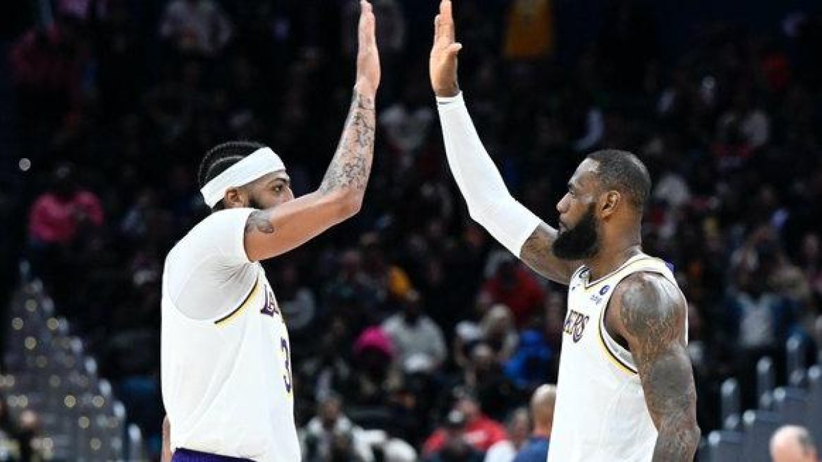 Anthony Davis (i) y LeBron James fueron los líderes del partido ante Mavericks.
