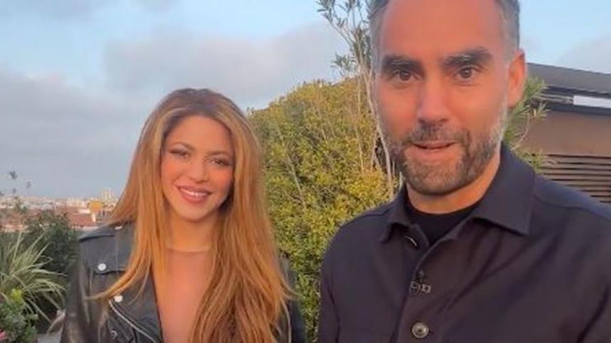 Shakira junto al comunicador mexicano Enrique Acevedo.