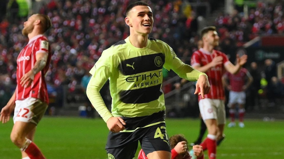 El delantero del Manchester City Phil Foden festeja su segunda anotación contra el Bristol.