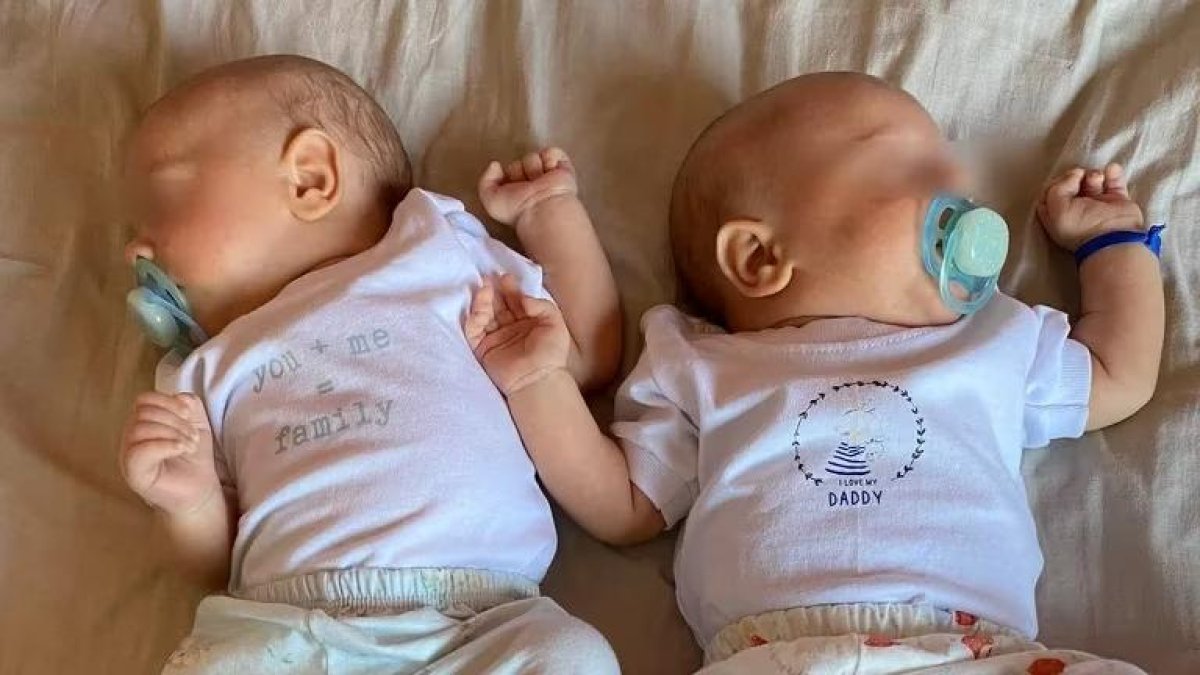 La mamá de los gemelos compartió algunas fotos para demostrar el parecido físico de los bebés.