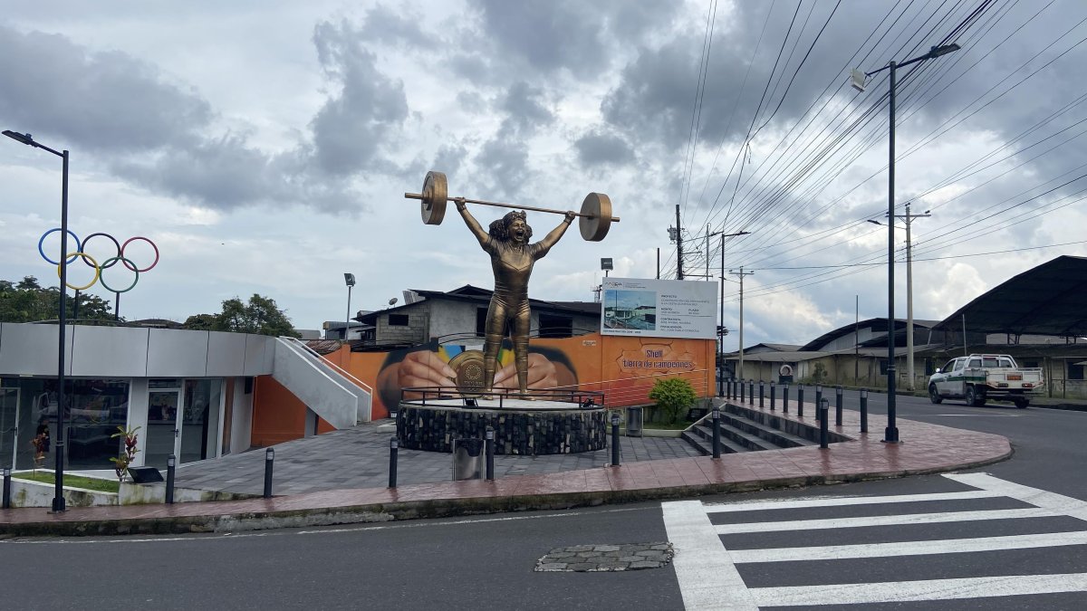 La esfinge de Neisi está hecha de fibra de vidrio y mide 6 metros de alto.