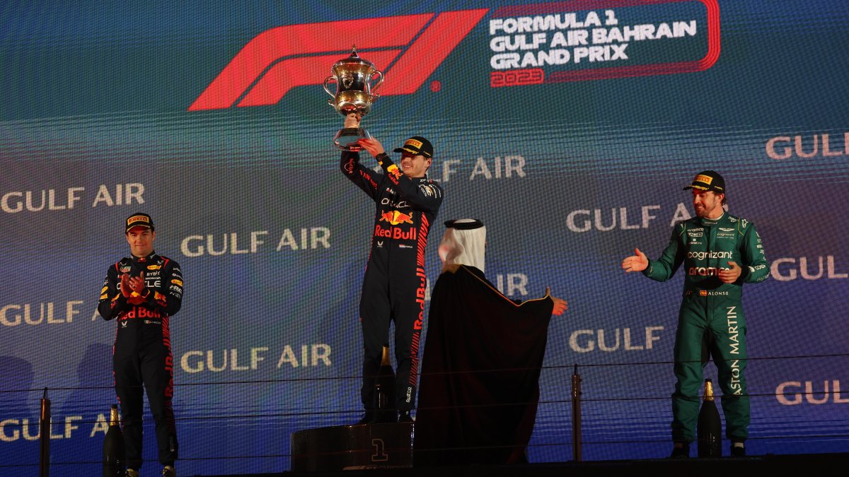Verstappen (c) celebra durante la premiación ante Pérez y Alonso que fueron segundo y tercero en el GP de Baréin.