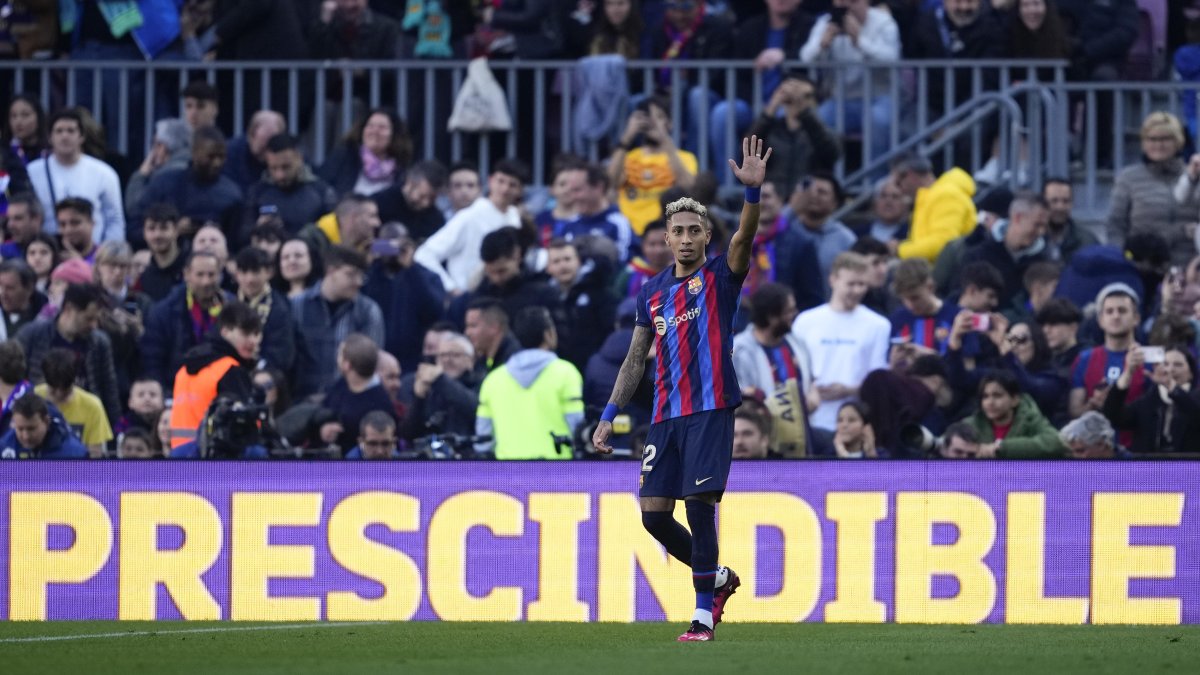 El delantero brasileño del Barcelona, Raphinha celebra el primer y único gol de su equipo durante el partido de LaLiga entre Barcelona y Valencia.