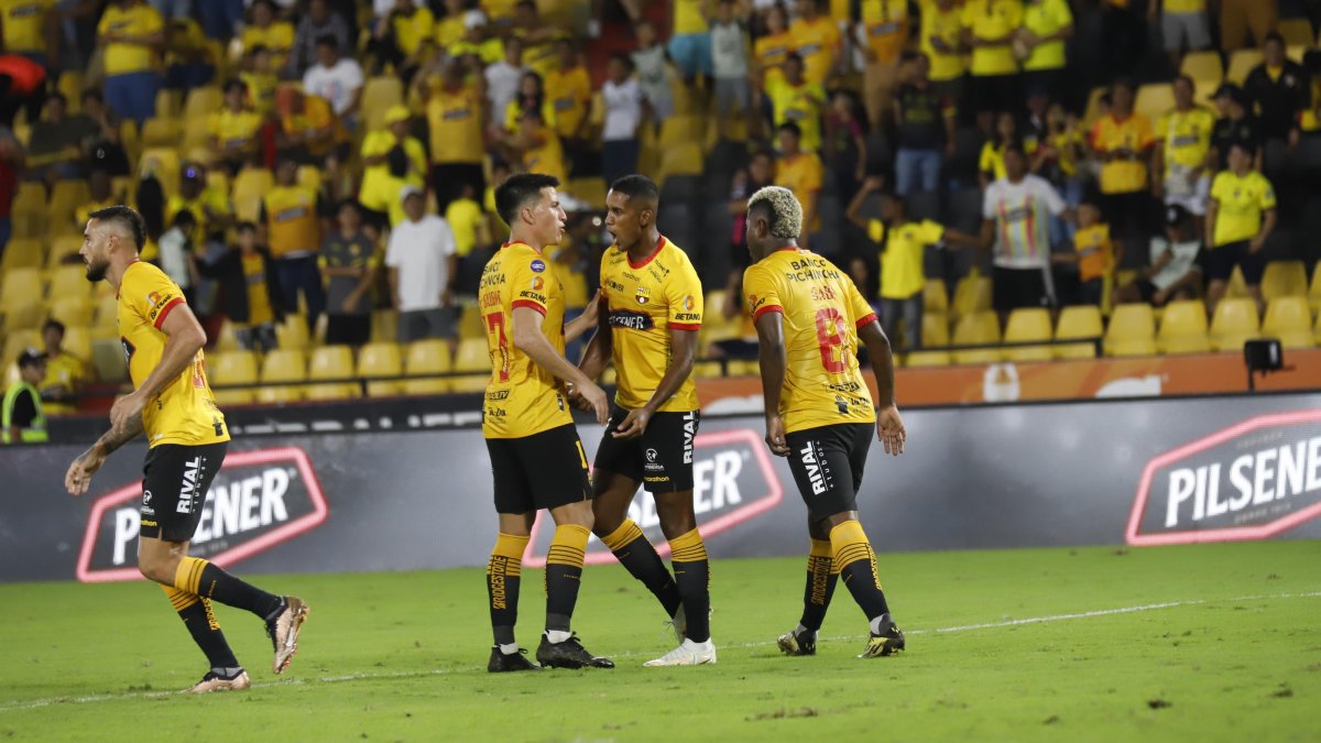 Barcelona consiguió su primer triunfo en el campeonato ecuatoriano luego de golear por 5-0 a Delfín, en el estadio Monumental. En la segunda fecha, el Ídolo del Astillero mostró una mejora en su nivel futbolístico.