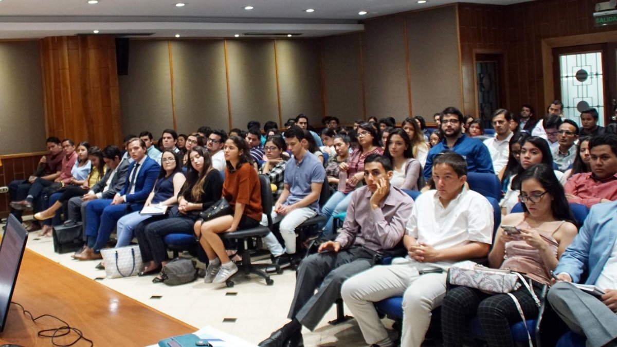 Actividad. Uno de los eventos anteriores en el auditorio de la UCSG.