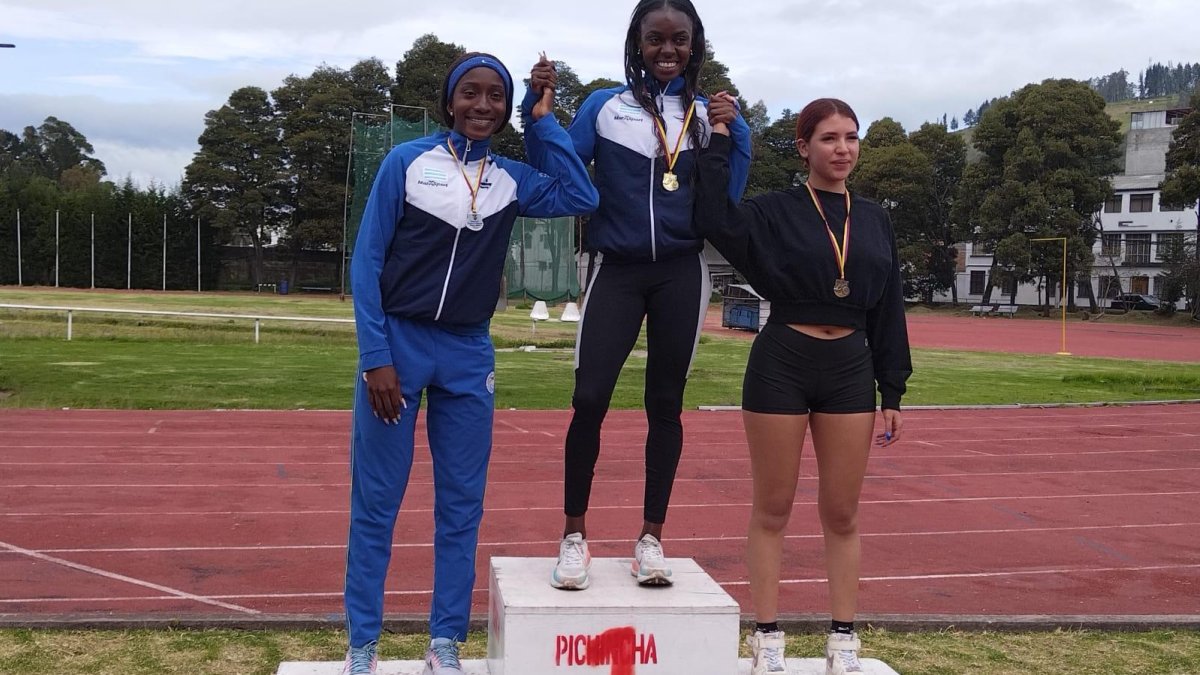 Aimara Nazareno (c) y Kiara Rodríguez (i) fueron oro y plata para Guayas en los 100 m planos.