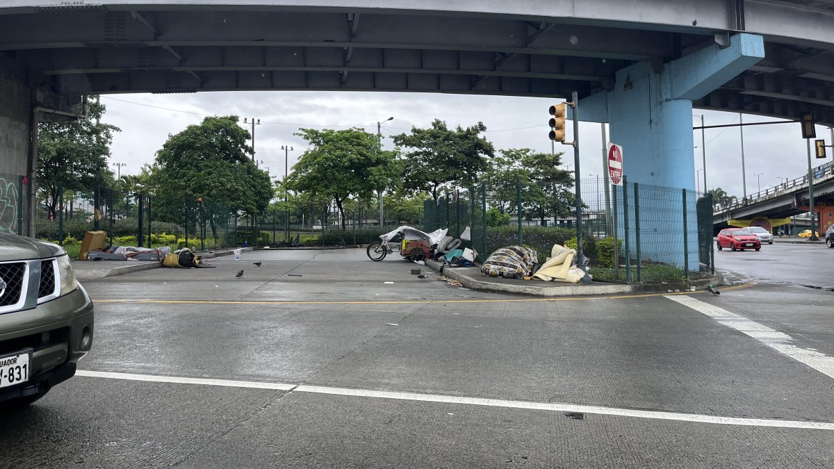 Desechos. En el punto se ven cajas, colchones y carretas.