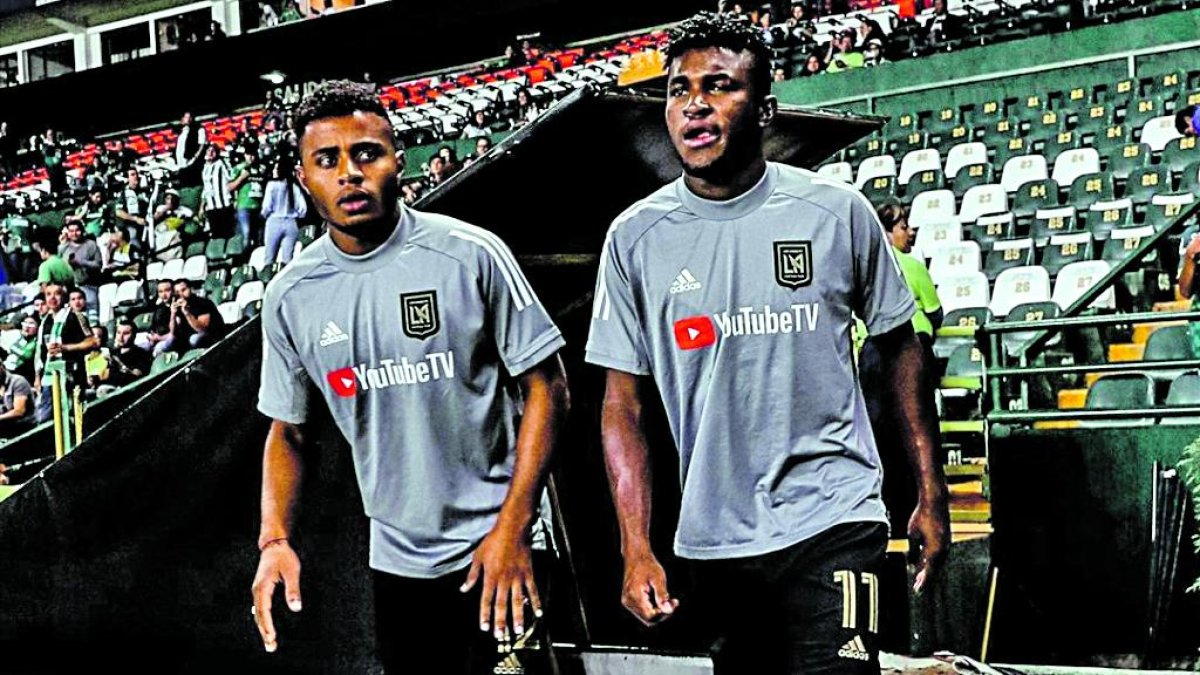 Los ecuatorianos Diego Palacios (i) y José Cifuentes fueron titulares en la goleada por 3-0.