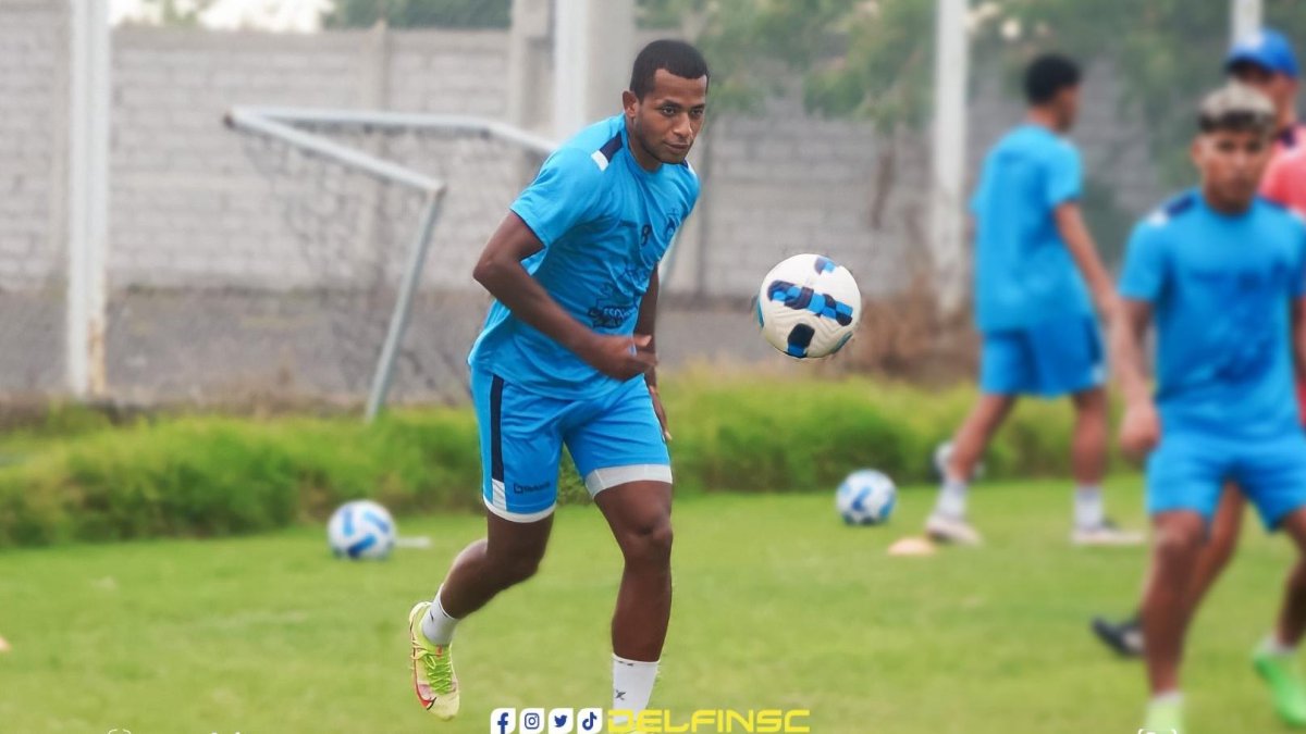 El volante Nixon Molina espera sumar minutos en el choque entre Delfín y Libertad.