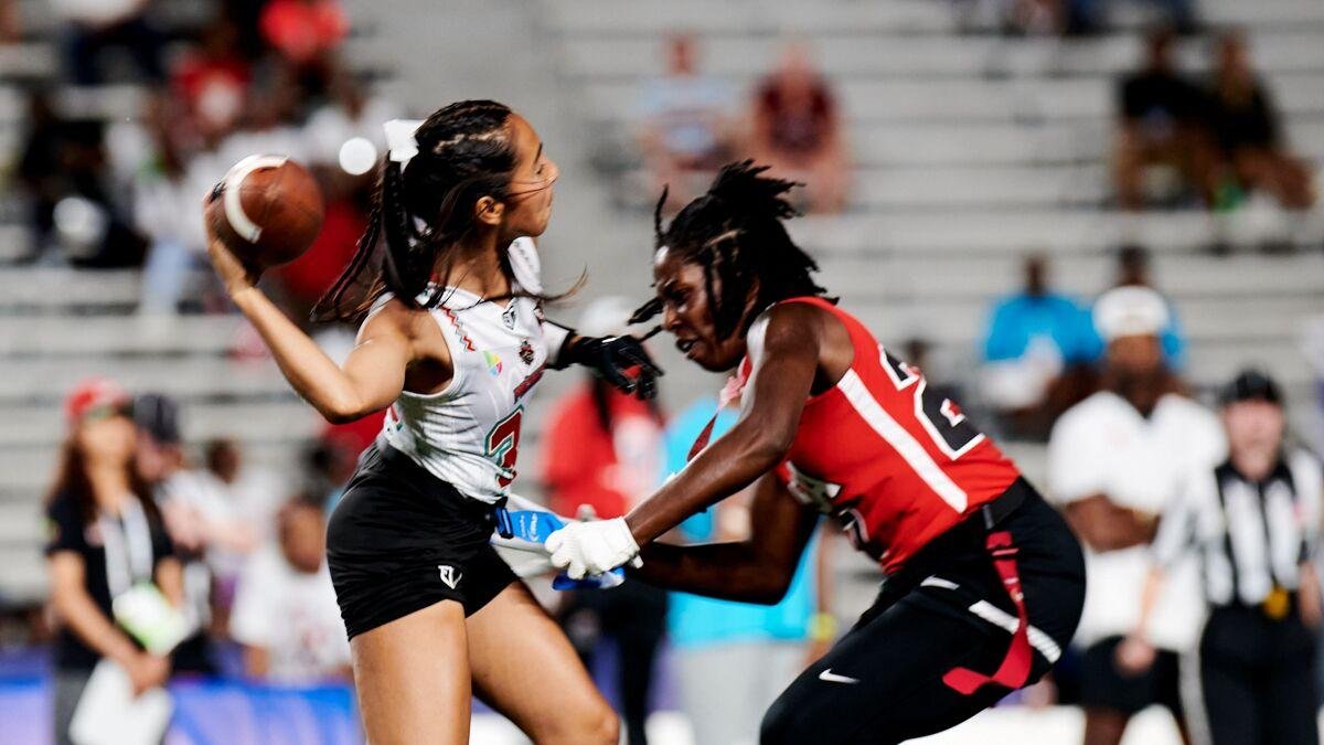 Diana Flores en pleno partido de Flag Ball en Estados Unidos. Es campeona Mundial.