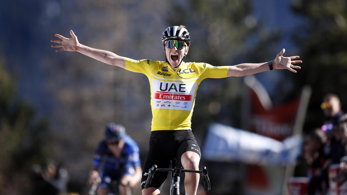 El ciclista Tadej Pogacar, del UAE Team Emirates, celebra al cruzar la línea de meta y ganar la séptima etapa de la carrera ciclista París-Niza.