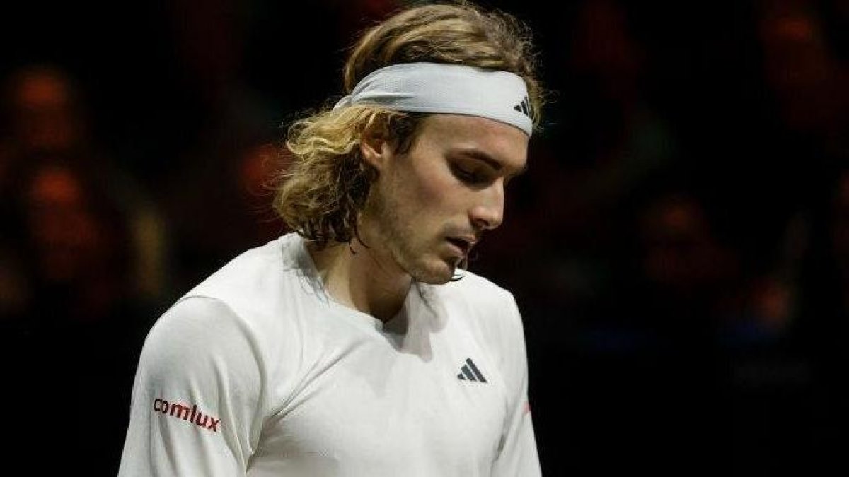 Stéfanos Tsitsipás mostró su desazón luego de caer 7-6(0), 4-6 y 7-6(5) frente a Jordan Thompson.