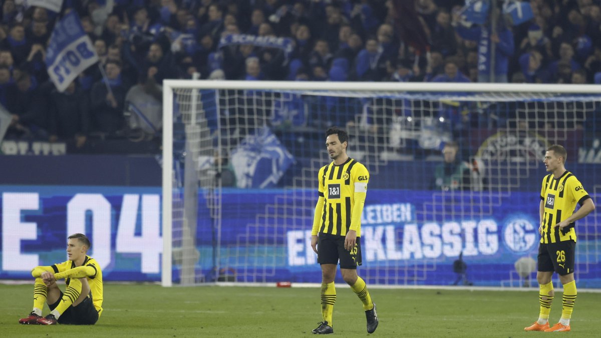 Los jugadores del Dortmund se muestran desconsolados tras la derrota conta el Schalke 04.