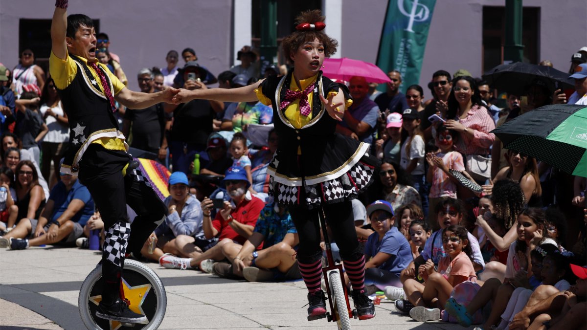 Los japoneses Witty Look presentan su espectáculo en el Circo Fest de San Juan, Puerto Rico.
