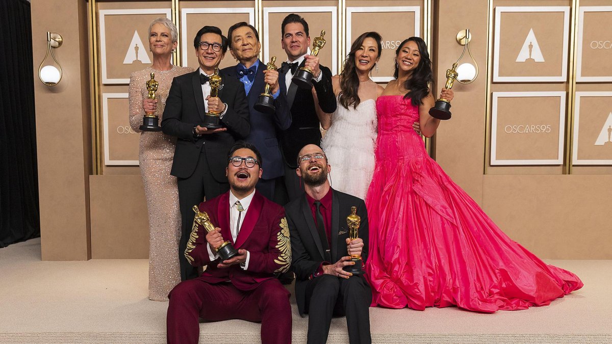 Jamie Lee Curtis, Ke Huy Quan, James Hong, Jonathan Wang, Michelle Yeoh, Stephanie Hsu, Daniel Kwan y Daniel Scheinert posan con sus premios Óscar por el filme 