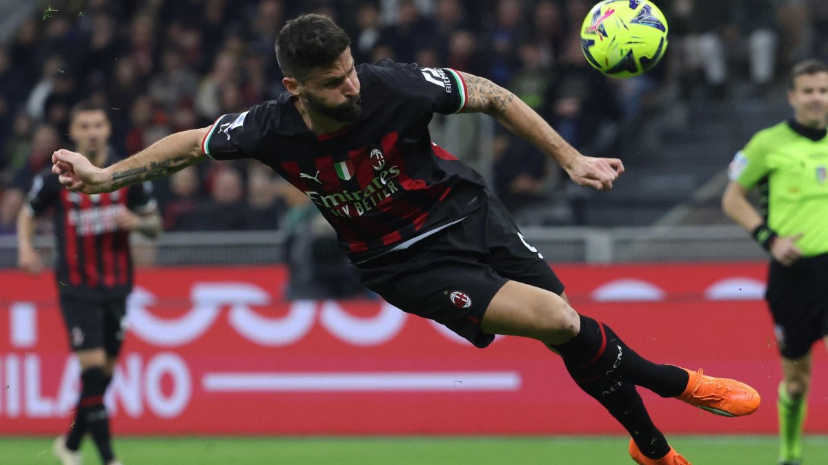 El delantero del Milan Olivier Giroud, en acción durante el empate 1-1 frente a Salernitana en el estadio Giuseppe Meazza.