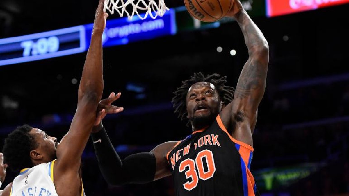 Julius Randle (d) aportó con 33 puntos en la victoria de los Knicks.