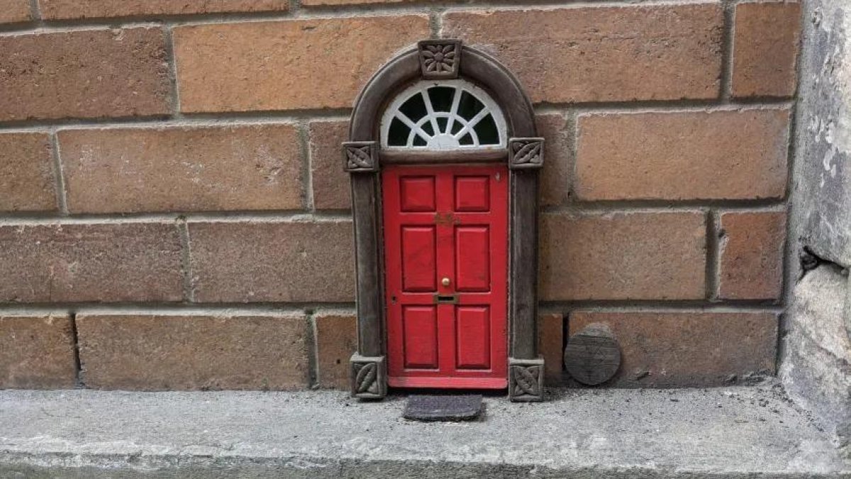 La diminuta puerta roja de Brisbane con el número 45a