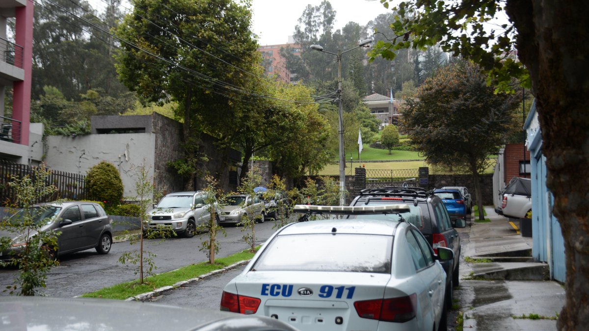 Como señaló la Policía, una patrulla permanece frente a la entrada de la Embajada de Argentina.