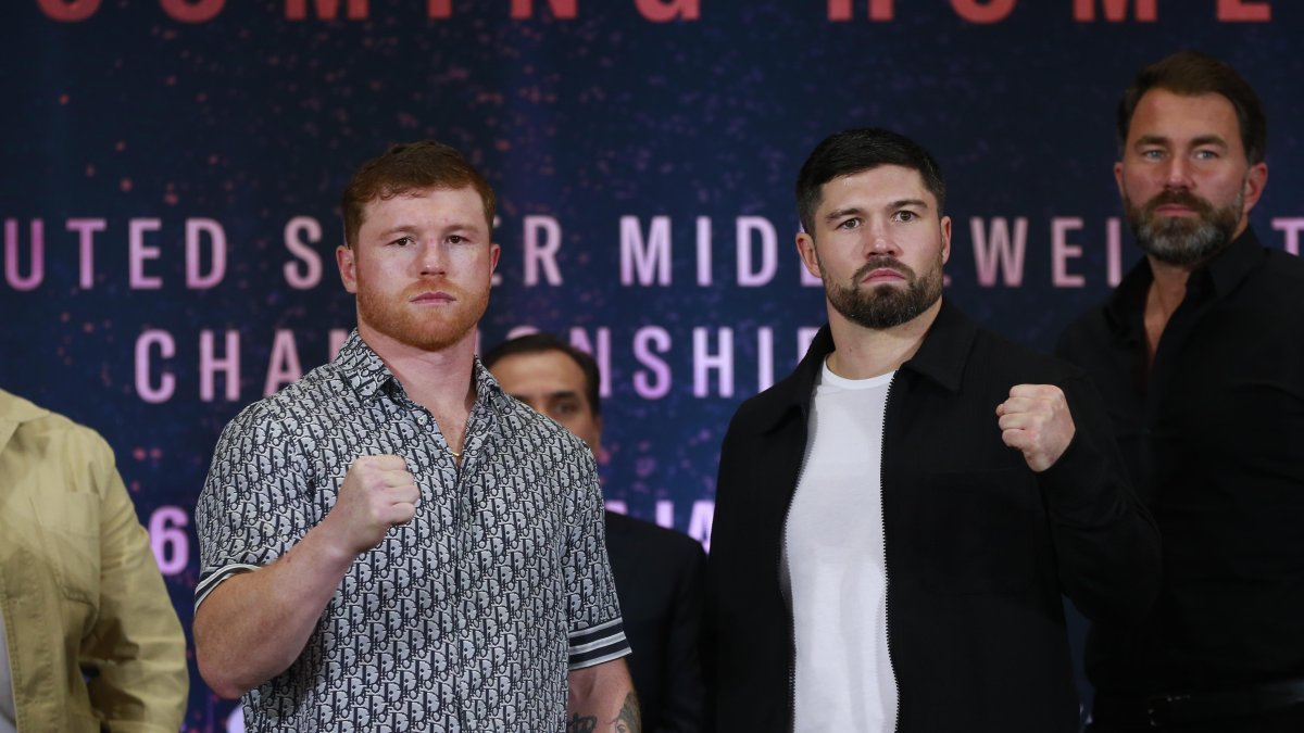 A sus 32 años, Álvarez peleará en su casa, en el Estadio Akron, en el que juegan las Chivas, club del que también es hincha. En la foto,  Canelo junto a su rival John Ryder.