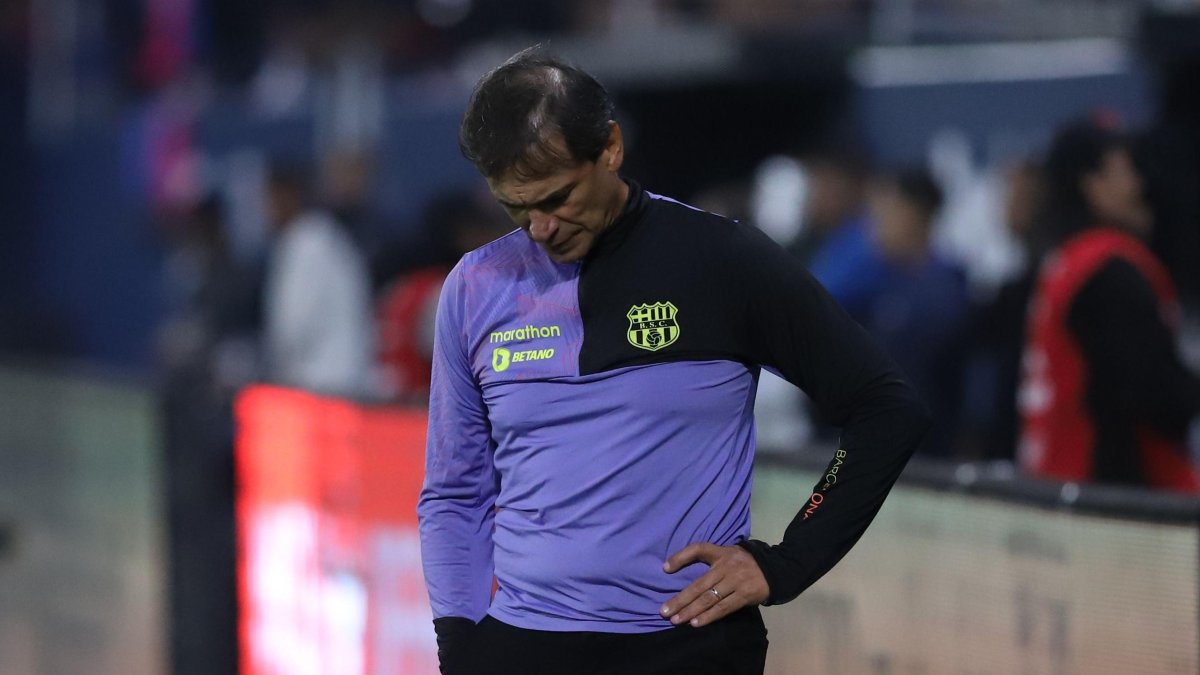 Bustos exteriorizó el malestar. Incluso en una imagen parecía estar llorando.