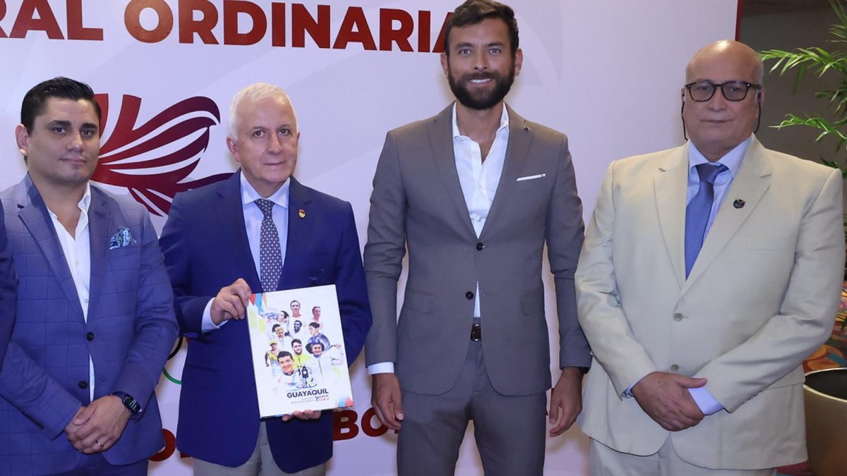 Roberto Ibáñez (i) Baltazar Medina, Sebastián Palacios y Jorge Delgado en la entrega oficial del dossier de la candidatura para los Juegos Bolivarianos 2025, en diciembre de 2021.