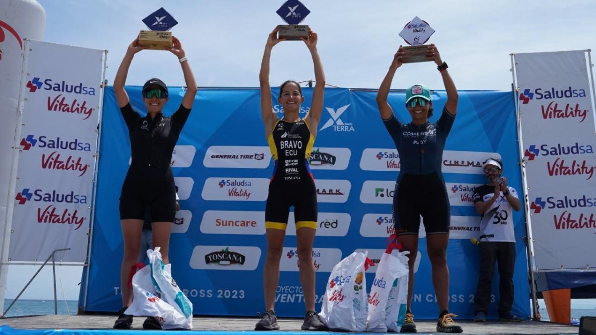 Elizabeth Bravo (c) toma el título del Xterra de cara a los Olímpicos.